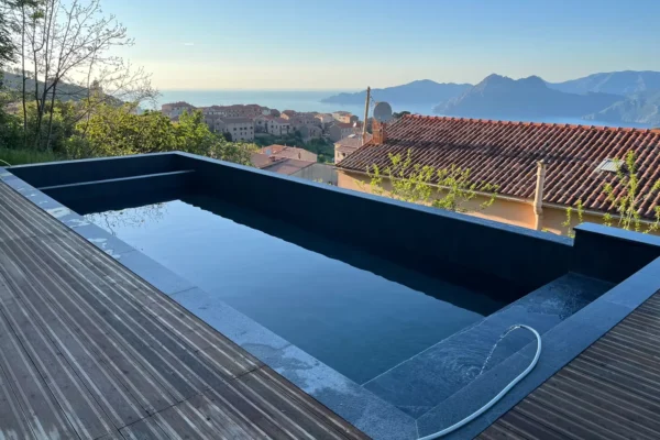 Piscine rénovée avec vue sur le village et la mer