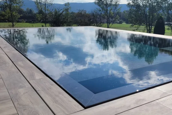Piscine à débordement avec plage effet bois